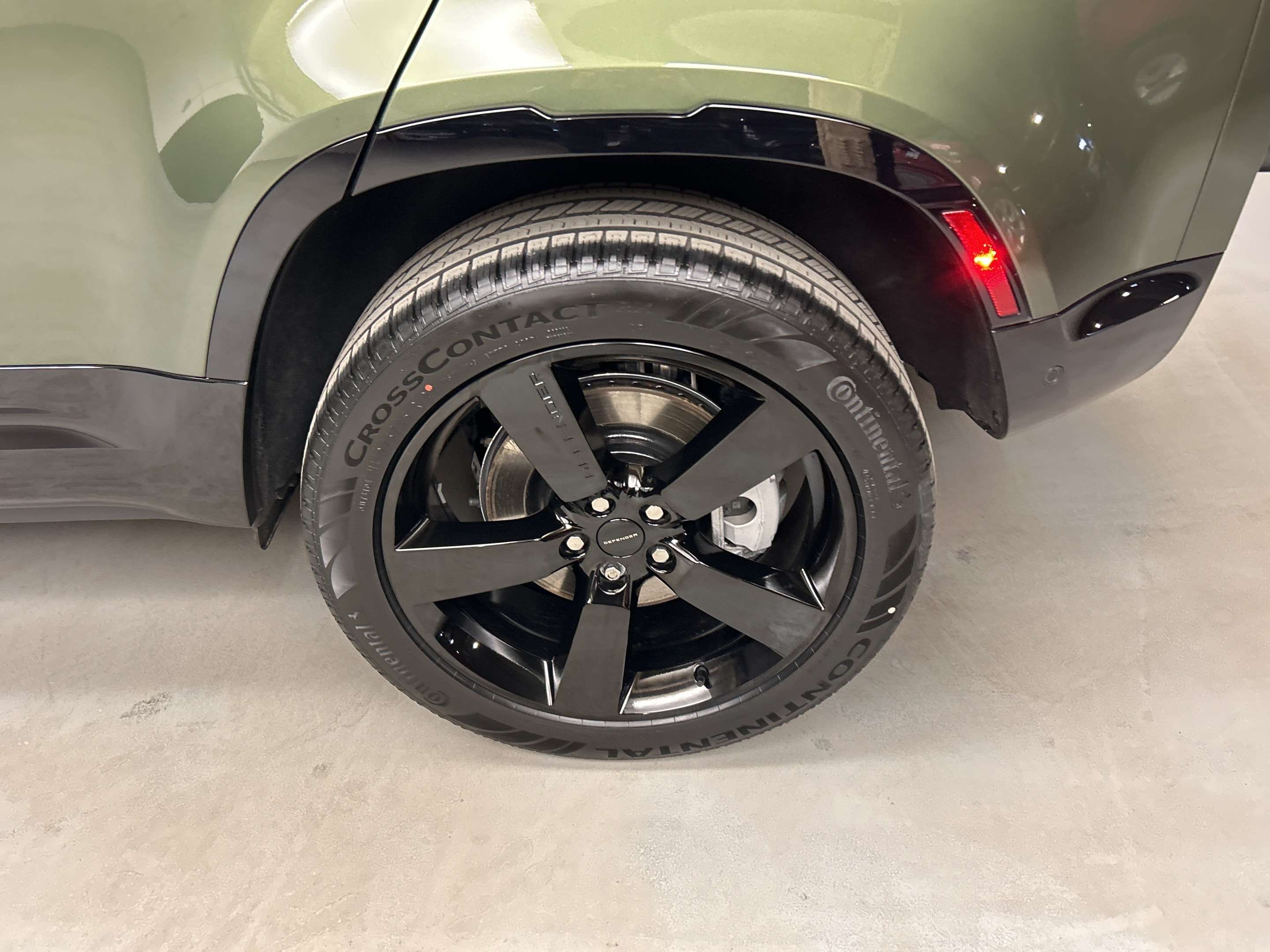 2026 Land Rover Defender X-Dynamic SE thumb 8