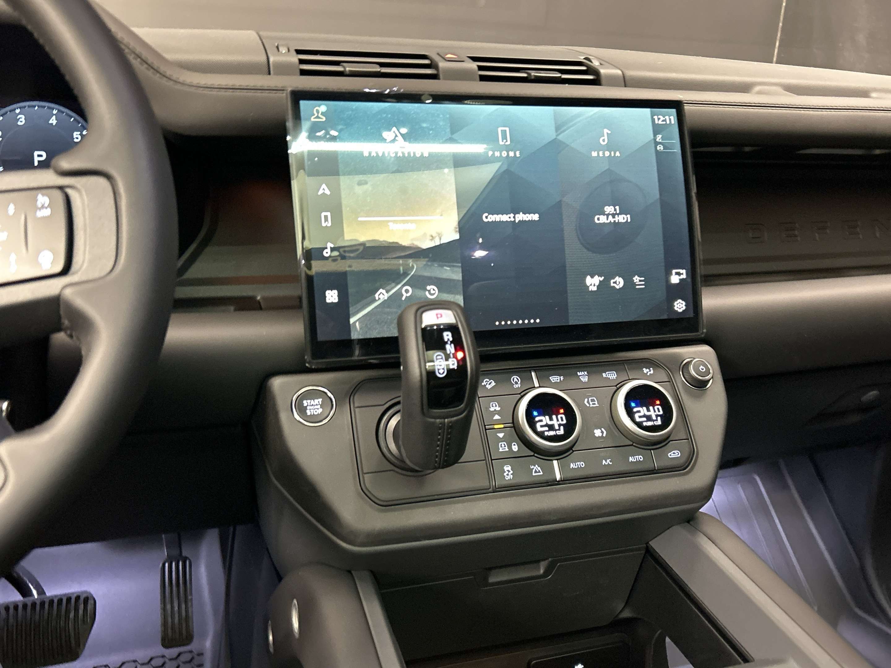 2026 Land Rover Defender X-Dynamic SE thumb 16