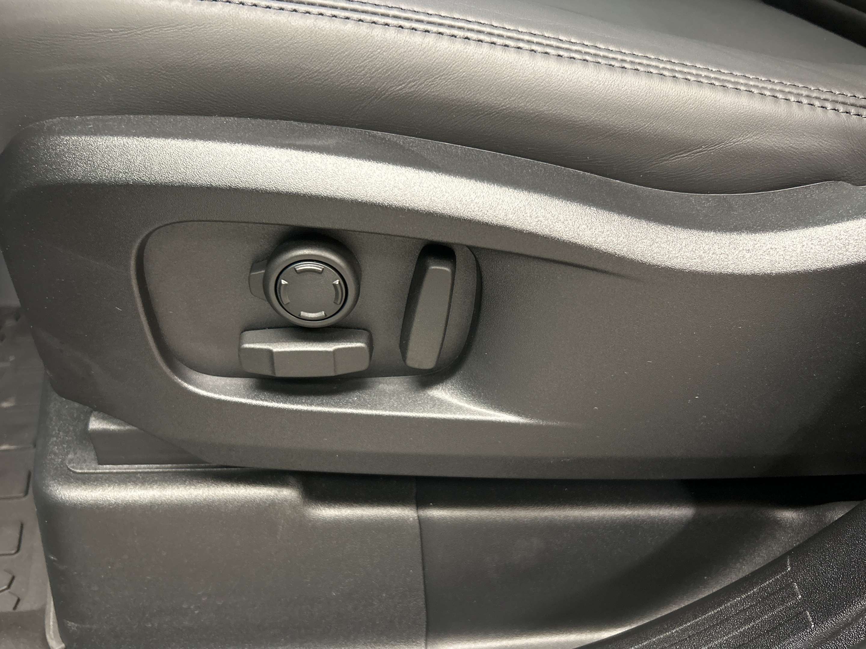 2026 Land Rover Defender X-Dynamic SE thumb 12