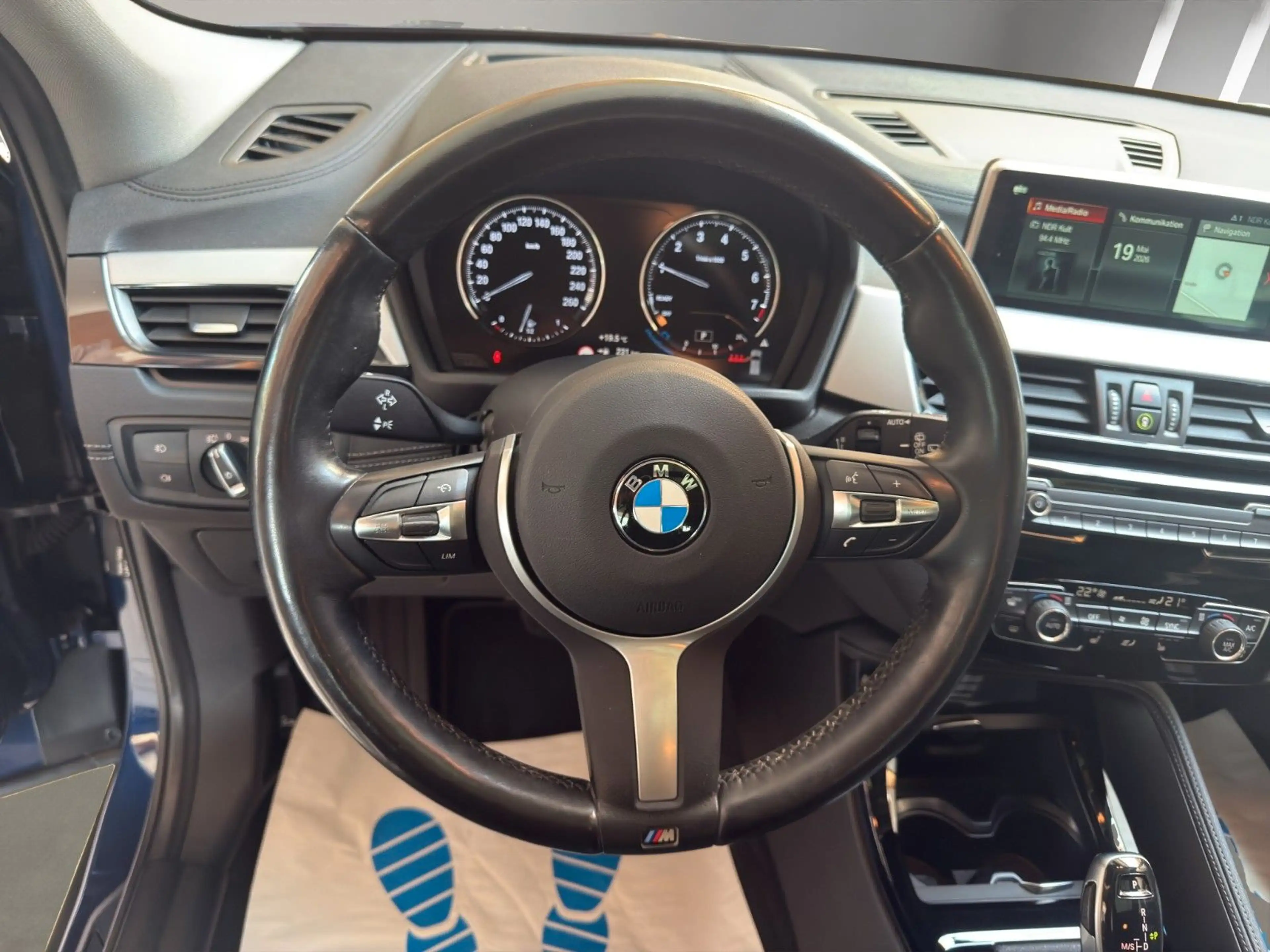 BMW X2 sDrive 20 i Advantage/HUD/RFK/UVM — photo 11