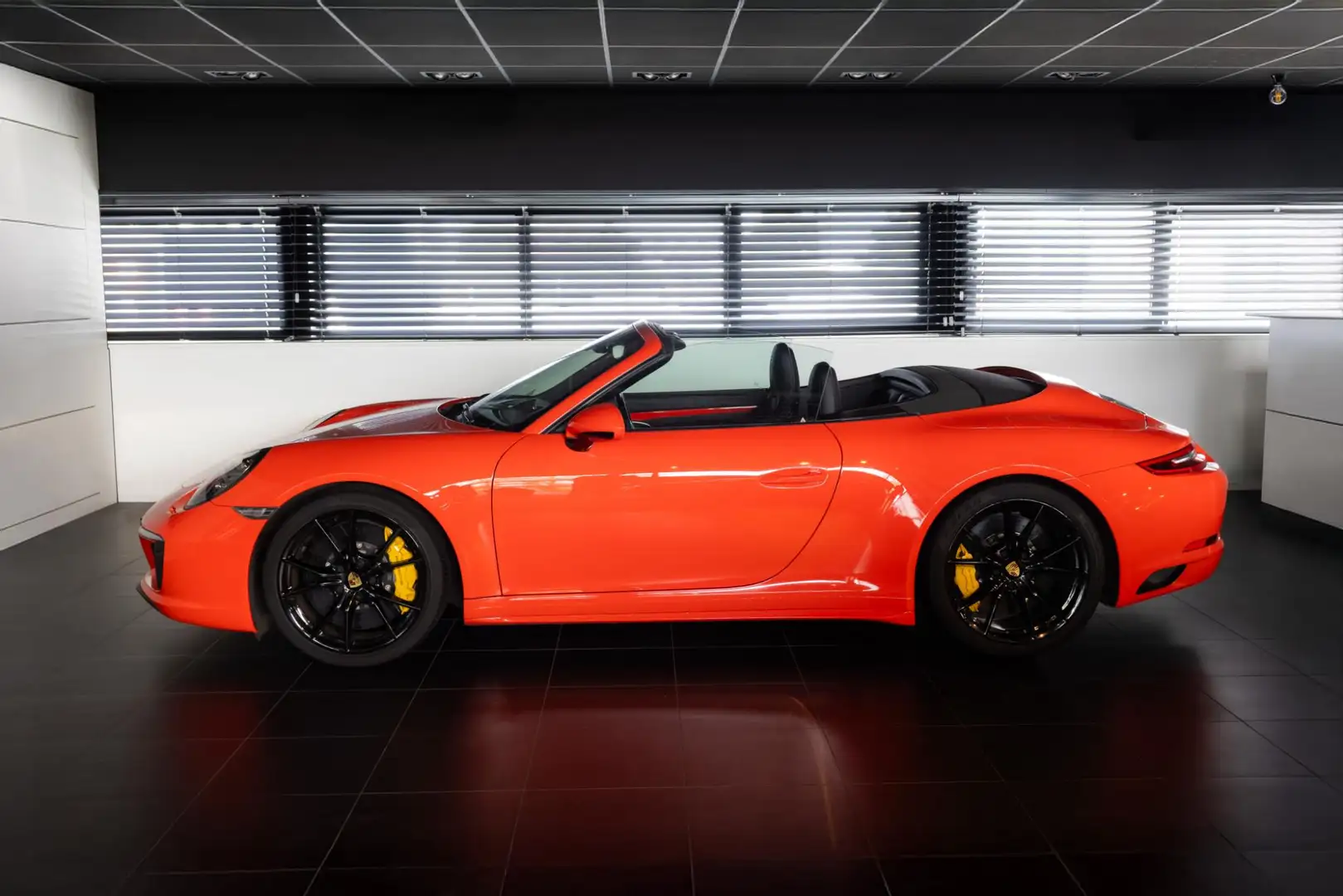 Porsche 991 Cabrio 3.0 Carrera 4S Orange - 1