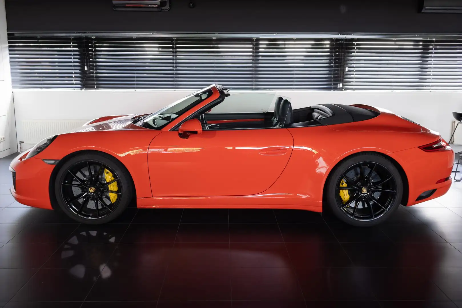 Porsche 991 Cabrio 3.0 Carrera 4S Naranja - 1
