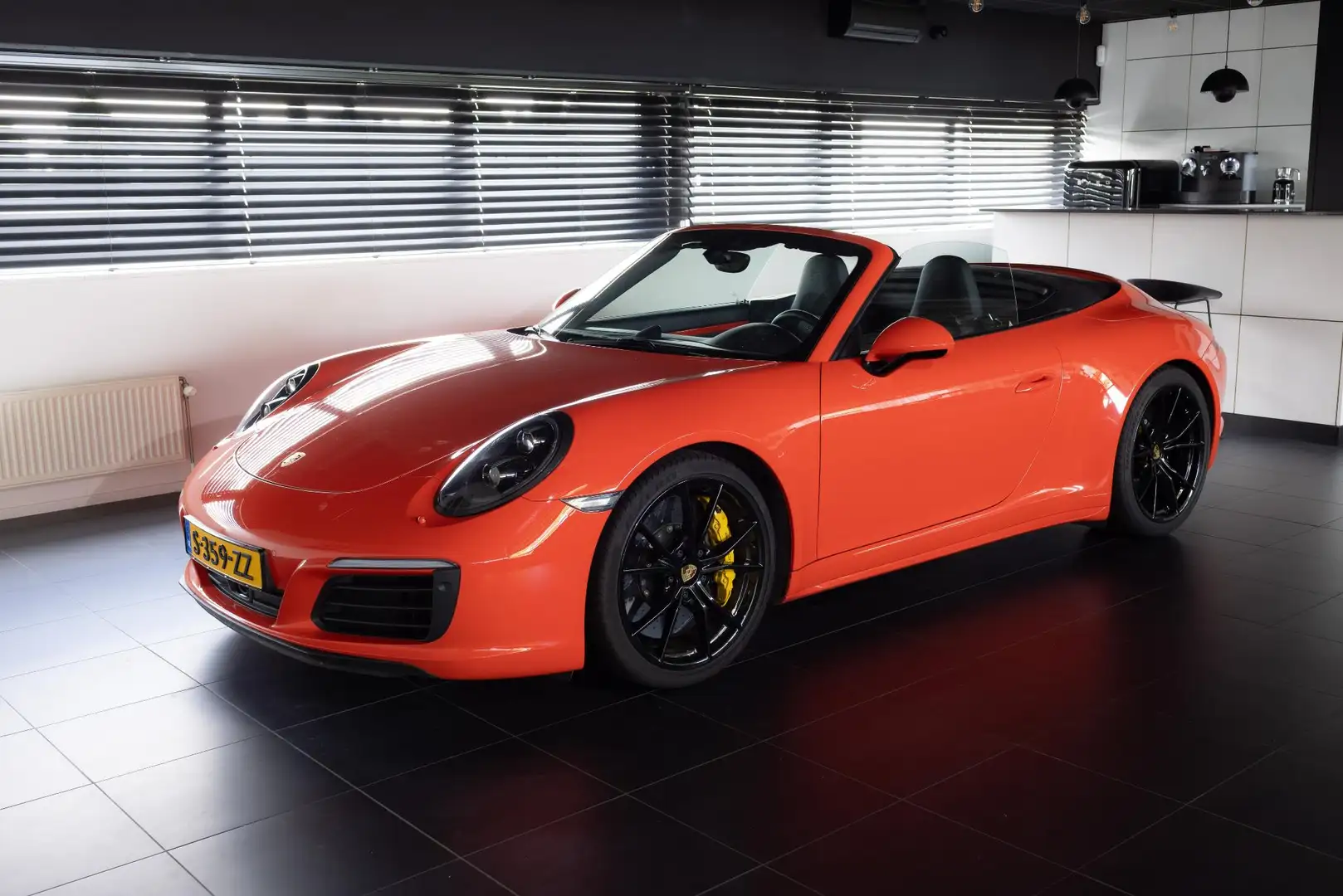Porsche 991 Cabrio 3.0 Carrera 4S Oranje - 2