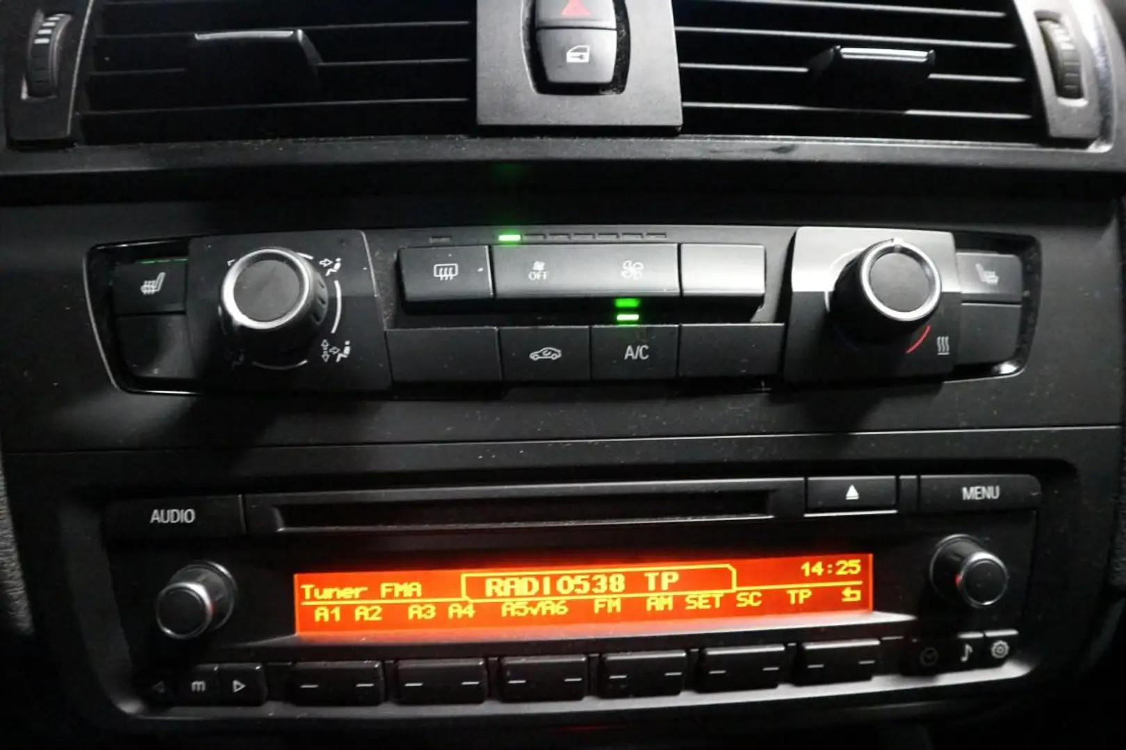 BMW 114 1-serie 114i EDE / NAV / STOELVERWARMING / D-GLAS Wit - 2