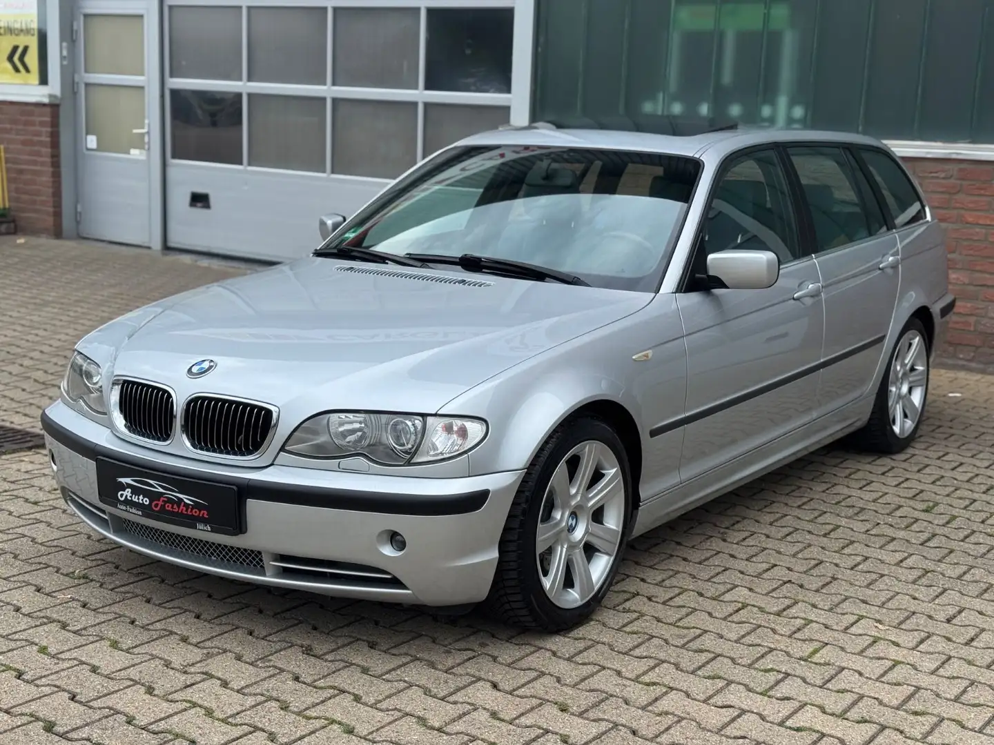 BMW 330 i Automatik Touring Individuall TÜV NEU srebrna - 1