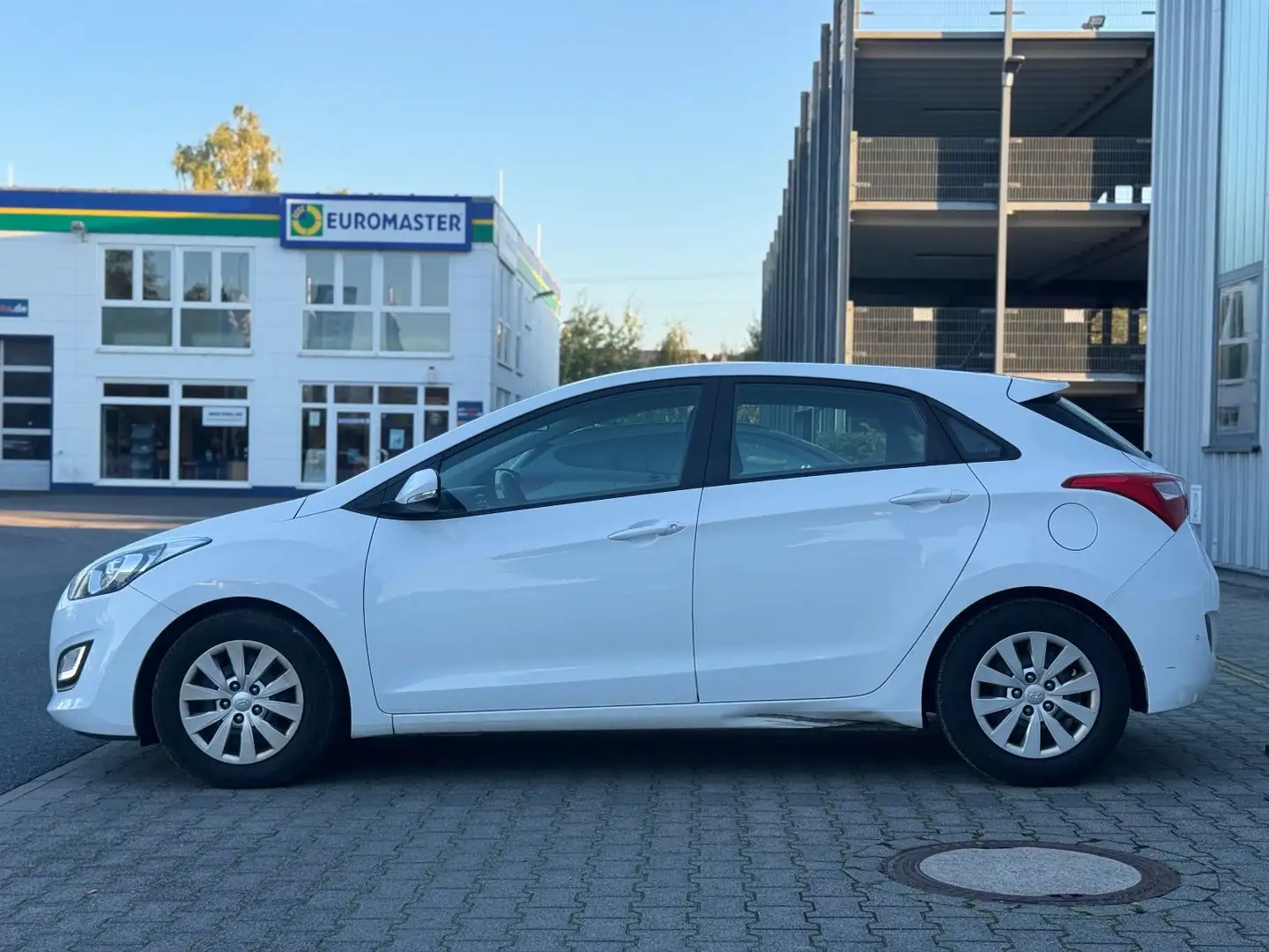 Hyundai i30 1.6 blue Lim. LED Navi Kamera Euro 6 Weiß - 1