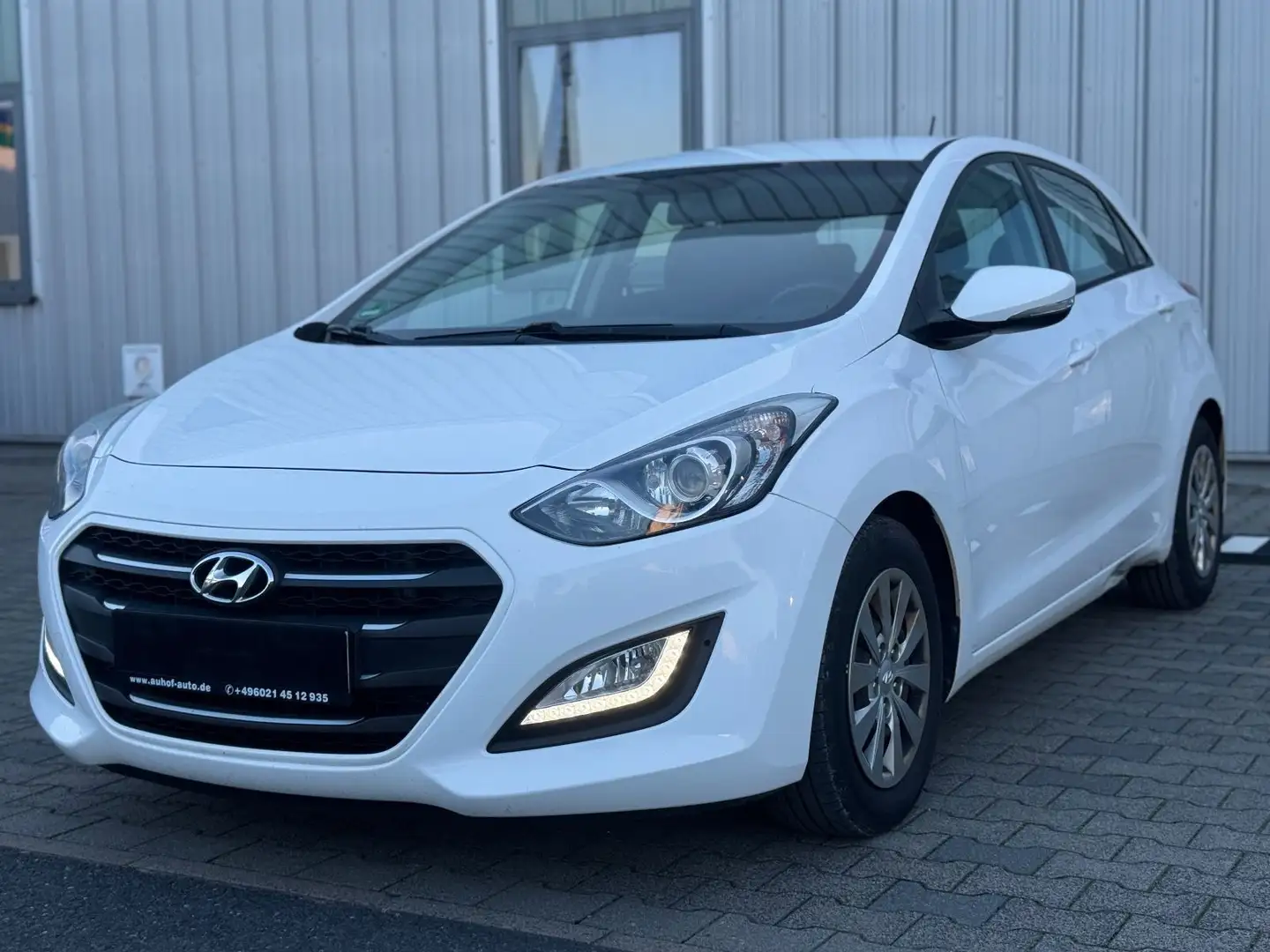 Hyundai i30 1.6 blue Lim. LED Navi Kamera Euro 6 Weiß - 2