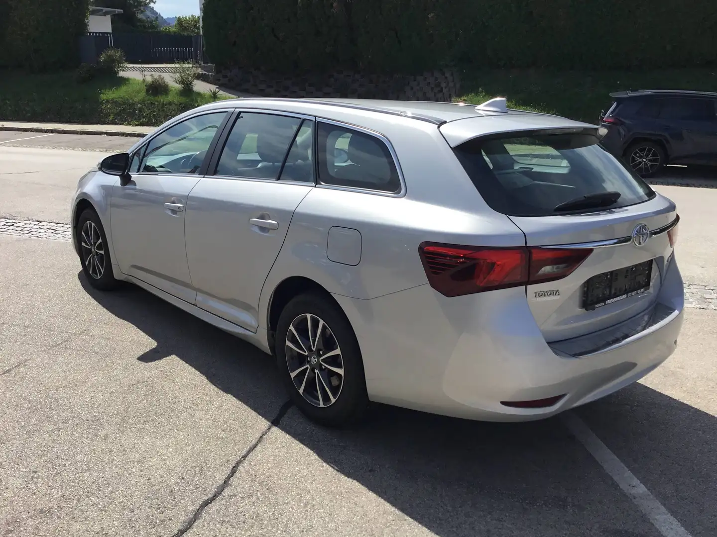 Toyota Avensis 1,6 D-4D Touring Sports Active Silber - 2