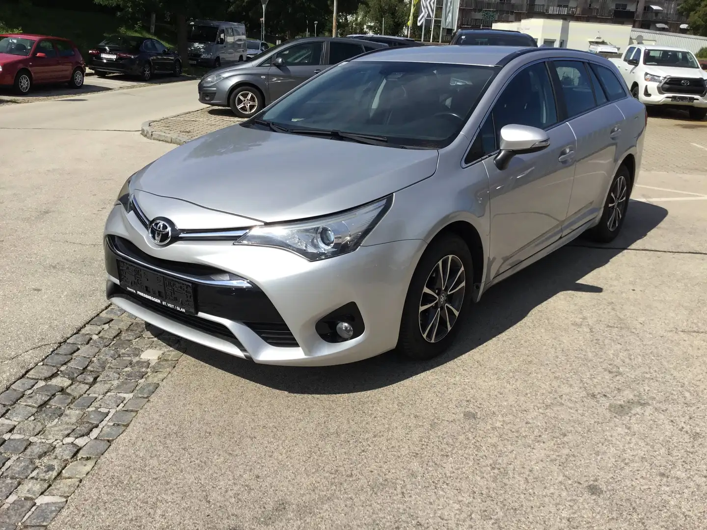 Toyota Avensis 1,6 D-4D Touring Sports Active Silber - 1