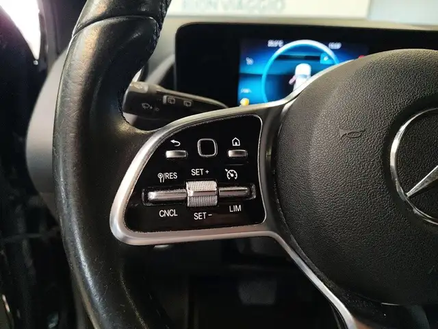 Mercedes-Benz GLA view 17