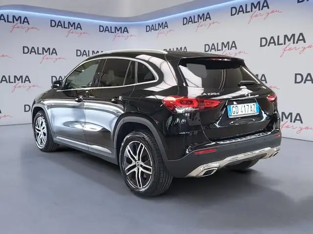 Mercedes-Benz GLA view 3