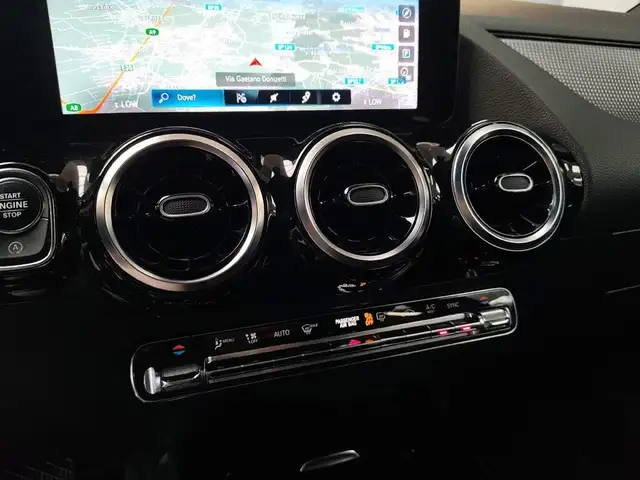 Mercedes-Benz GLA view 22