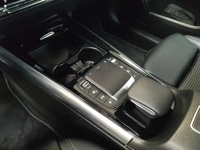 Mercedes-Benz GLA view 23