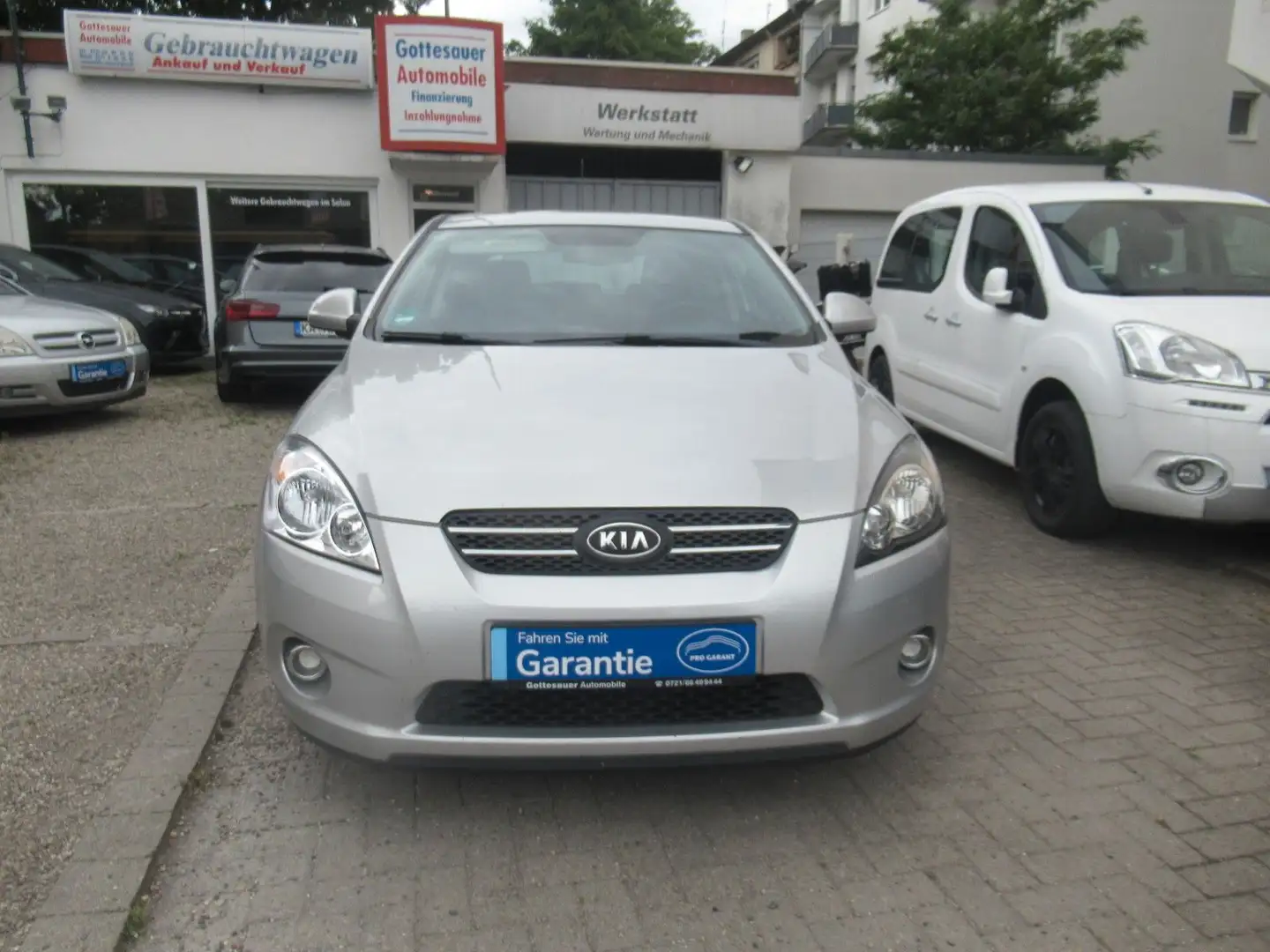 Kia Ceed / cee'd 1,6 Benzin Grau - 1