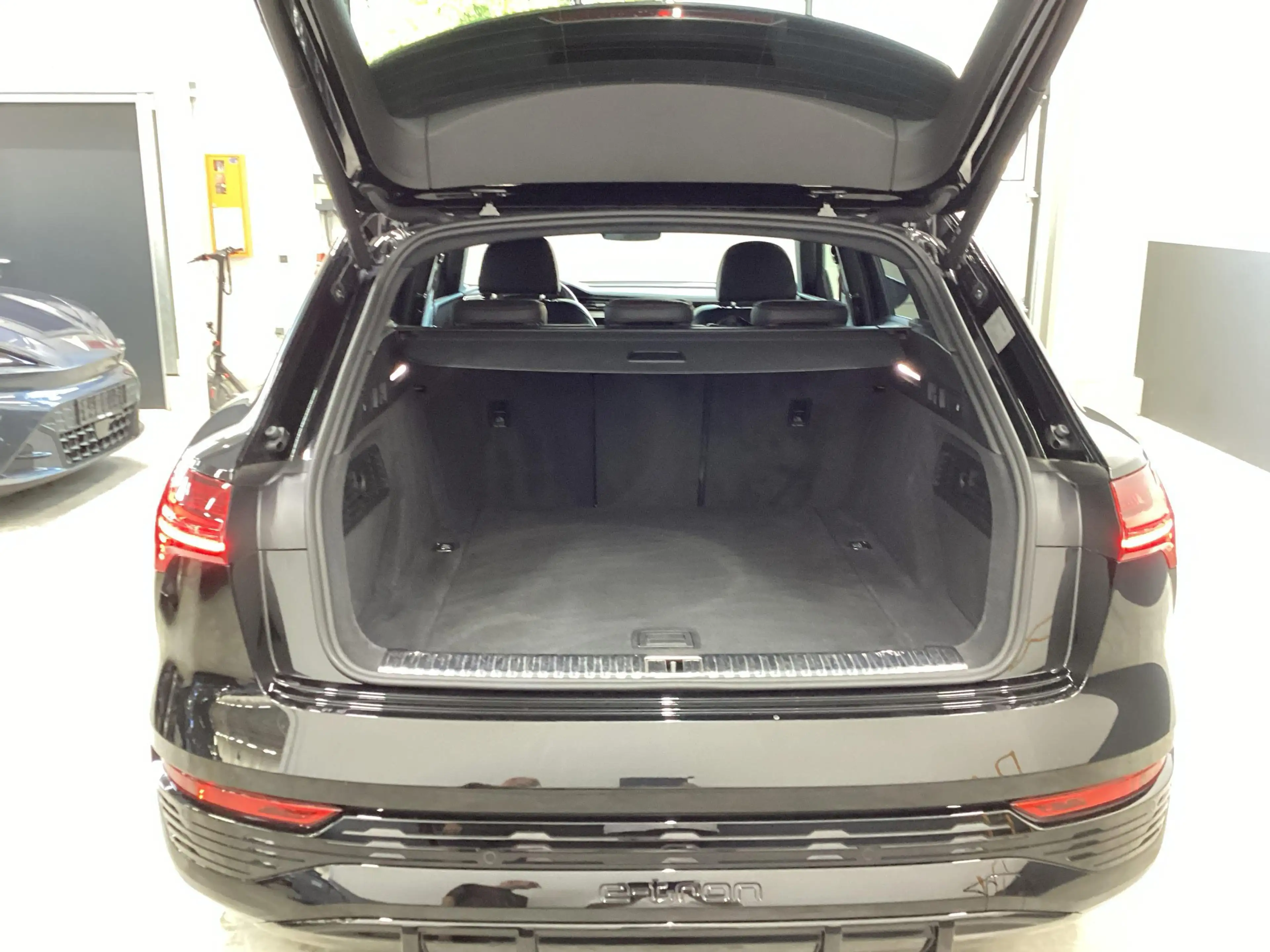 Audi Q8 e-tron S line 55 B&O HUD Keyless 360° ACC SHZ — photo 11