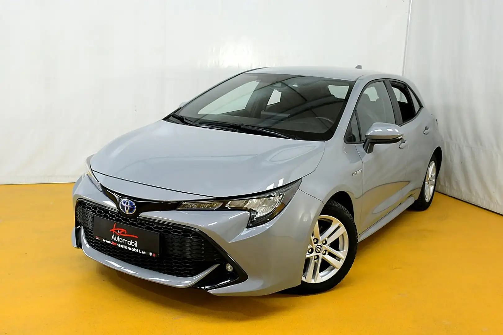 Toyota Corolla 1,8 Hybrid Design Grau - 1