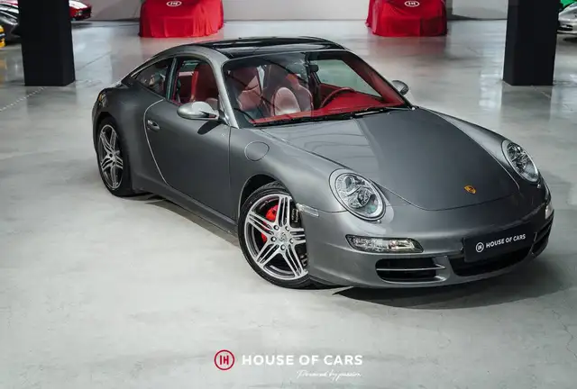 Porsche 911 view 4