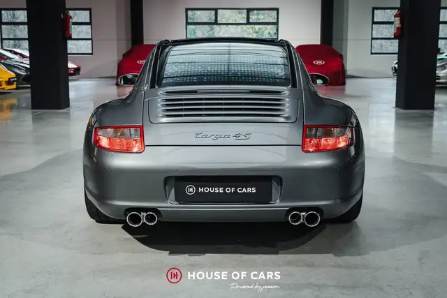 Porsche 911 view 8