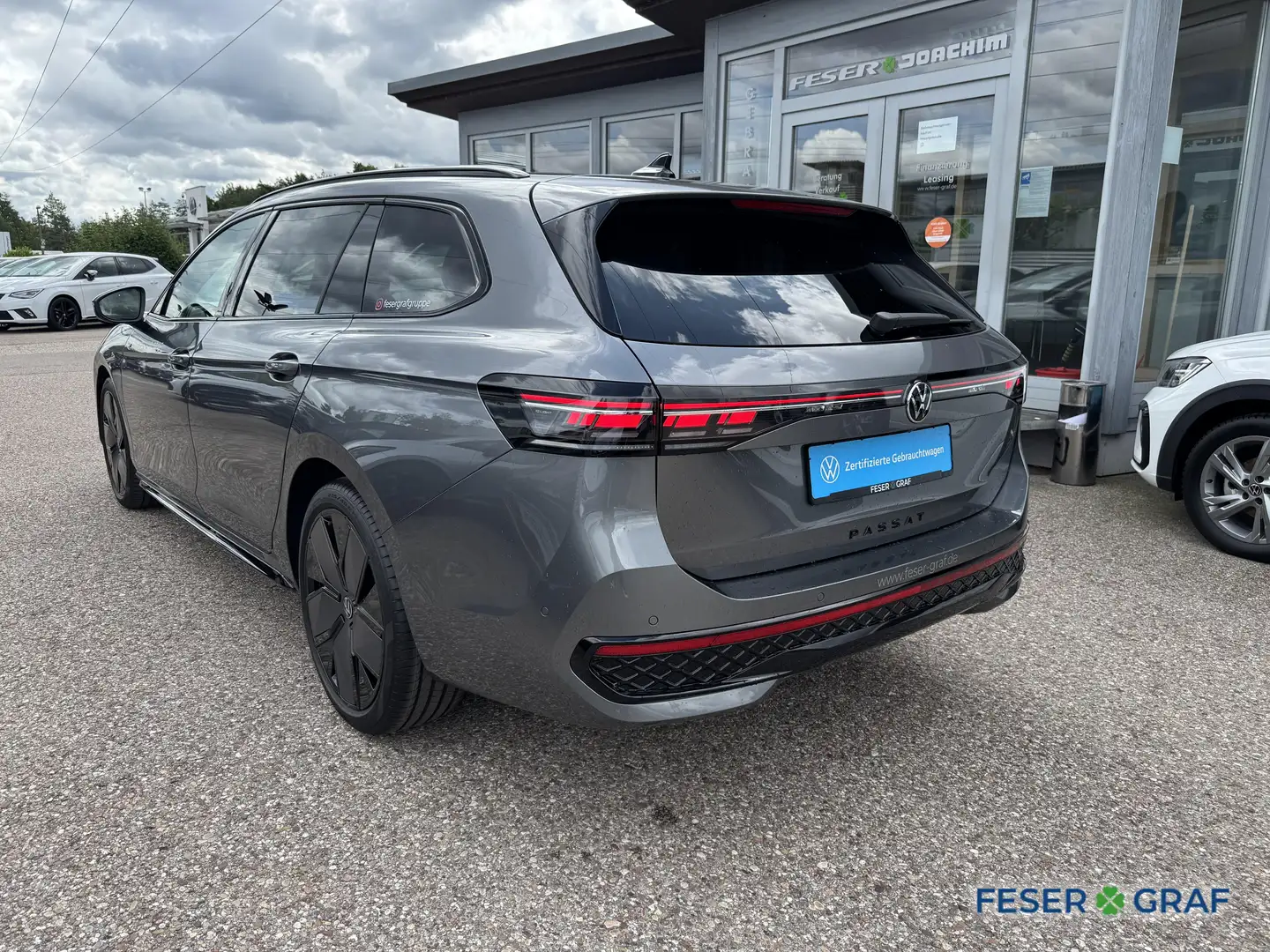 Volkswagen Passat Variant 2.0 TDI DSG R-Line BLACK AHK PANO Grau - 2