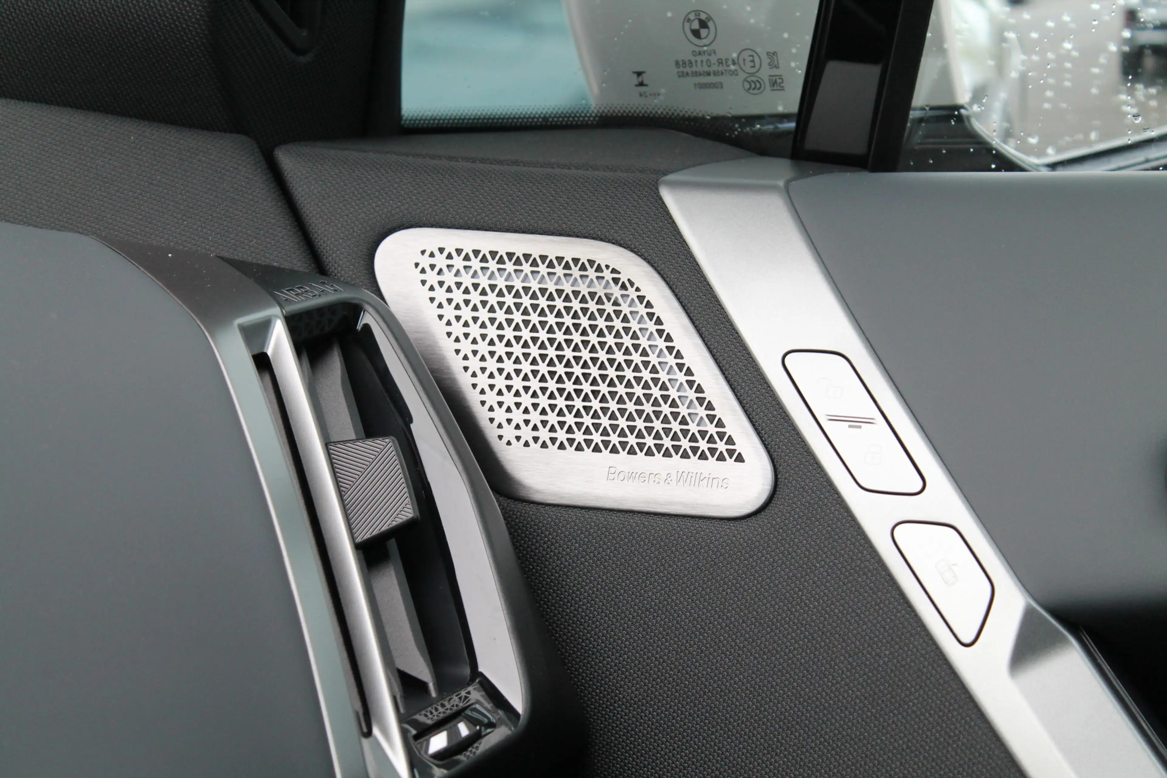 BMW iX xDrive60 M Sport / Panoramadak Sky Lounge / Trekha — photo 11