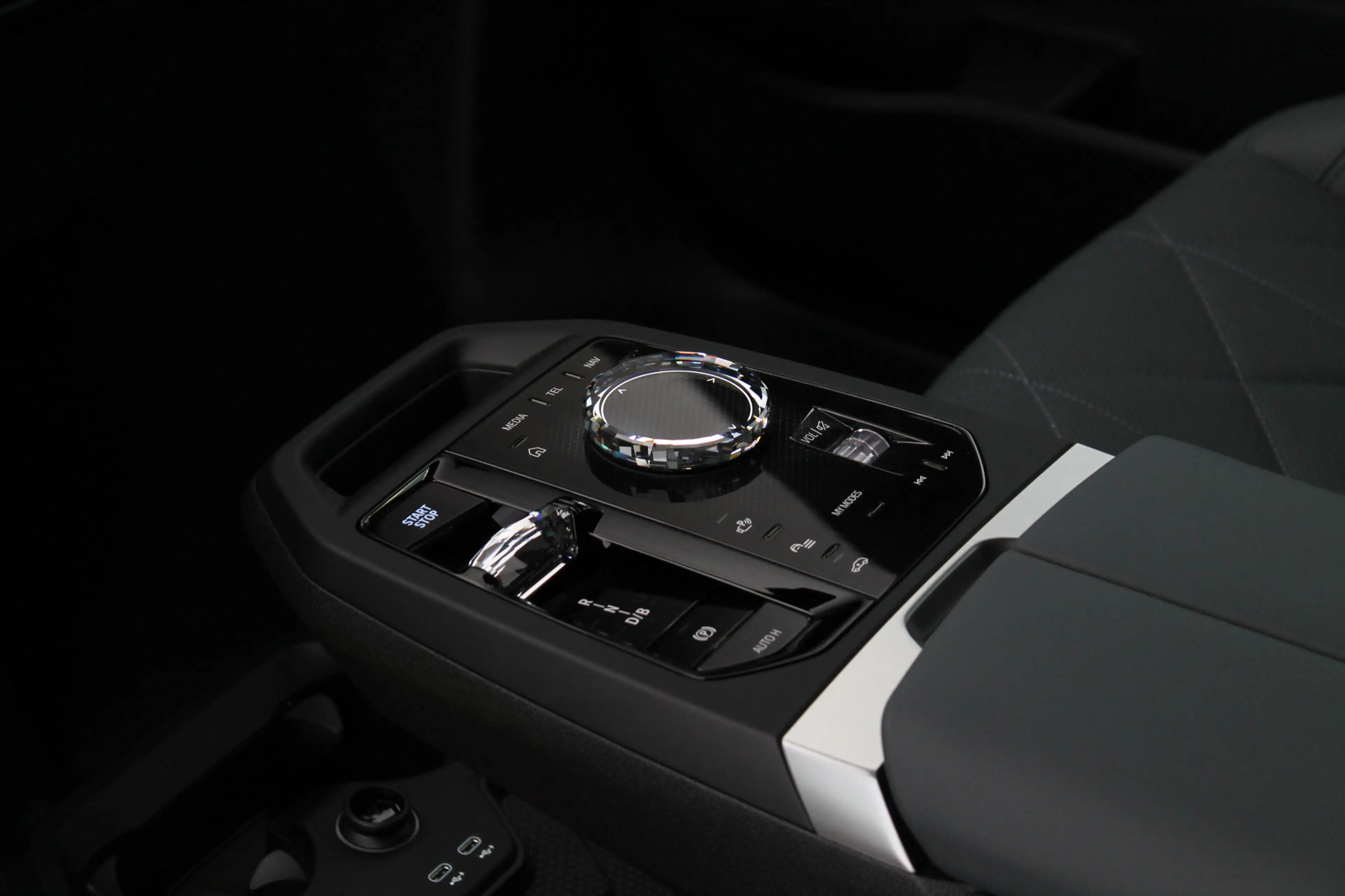 BMW iX xDrive60 M Sport / Panoramadak Sky Lounge / Trekha — photo 7
