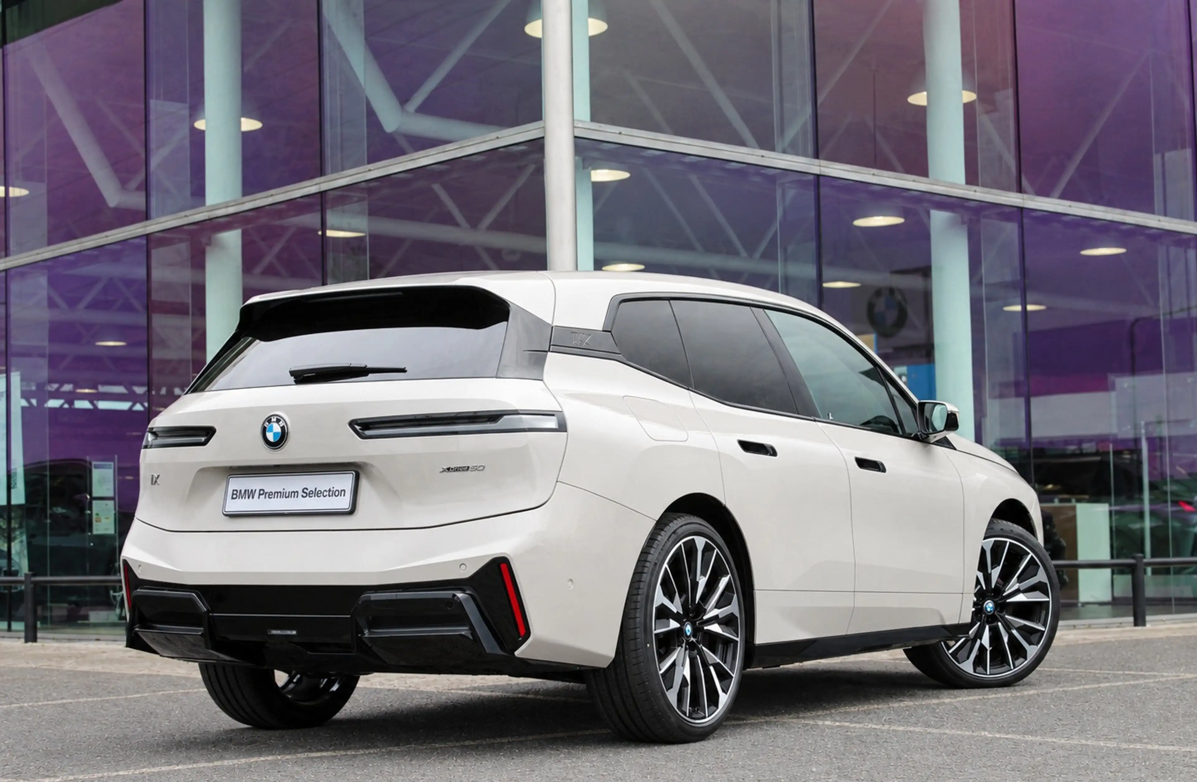 BMW iX xDrive60 M Sport / Panoramadak Sky Lounge / Trekha — photo 2
