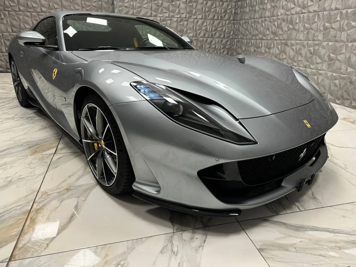 Ferrari 812 GTS -V12 / CARBON-LIFT-CAMERA Grau - 2
