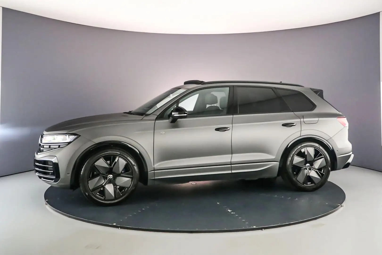 Volkswagen Touareg R 3.0 TSI eHybrid 462pk Tiptronic Trekhaak, Panora Gris - 2