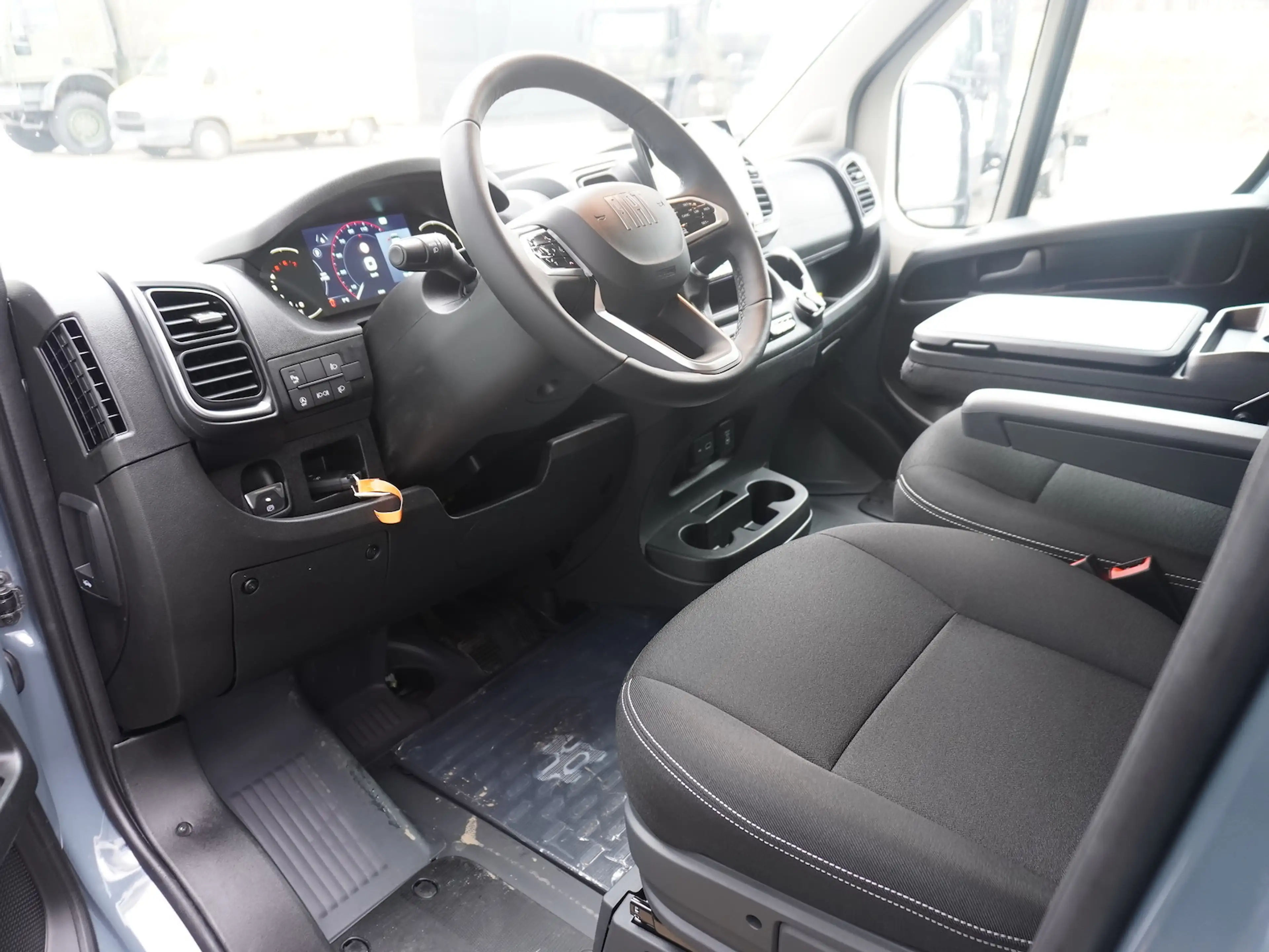 Fiat Ducato 35 L2H1 140 Automatik / 10-Zoll-Navi — photo 8