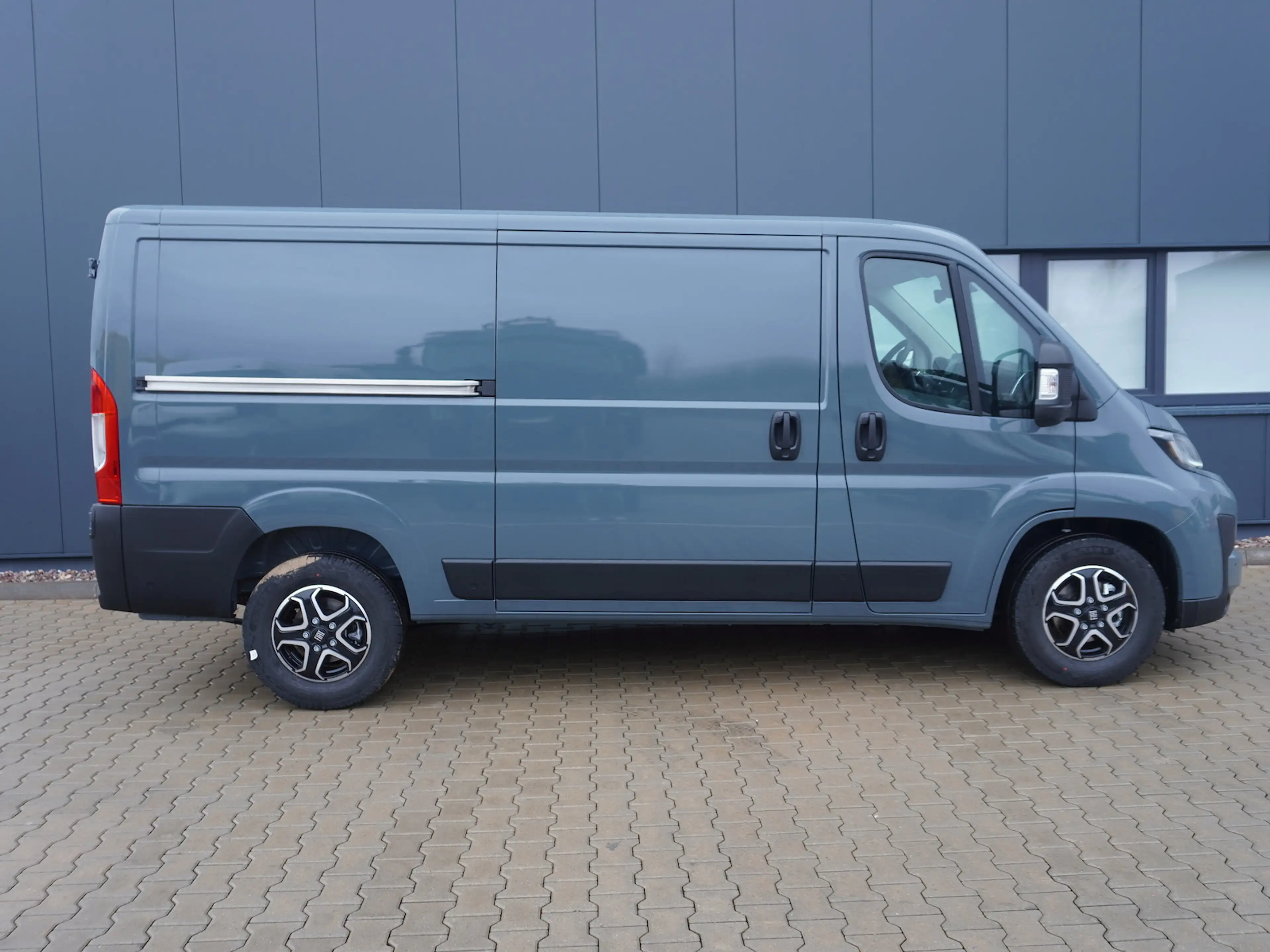 Fiat Ducato 35 L2H1 140 Automatik / 10-Zoll-Navi — photo 3