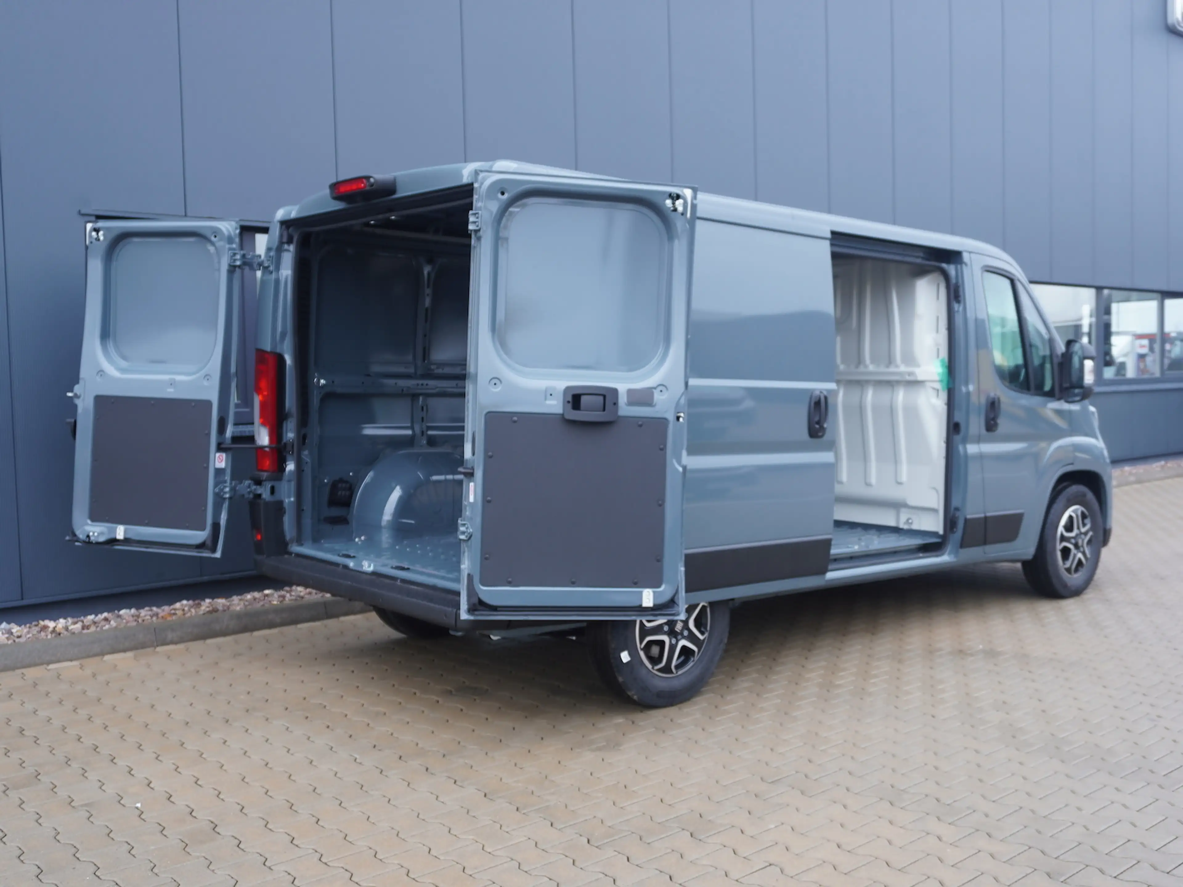 Fiat Ducato 35 L2H1 140 Automatik / 10-Zoll-Navi — photo 7
