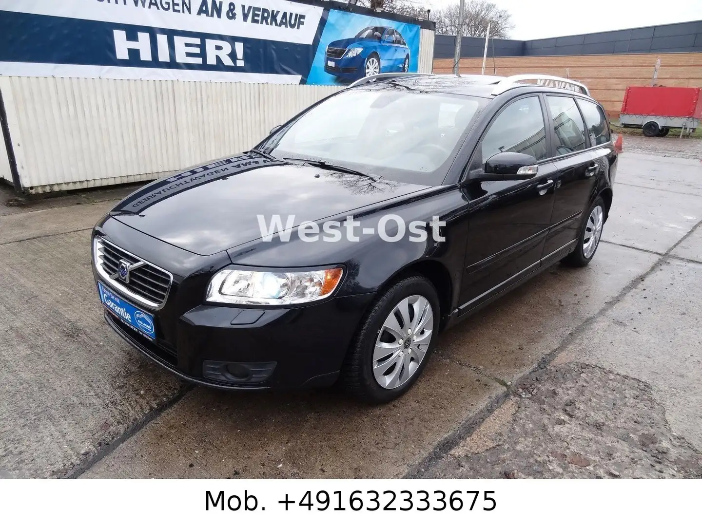 Volvo V50 Kombi 2.0 D Summum Leder SDach PDC HU/AU neu Schwarz - 1