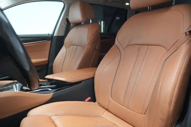 BMW 5 Series view 14