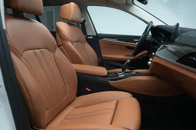 BMW 5 Series view 7
