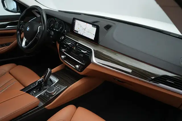 BMW 5 Series view 8