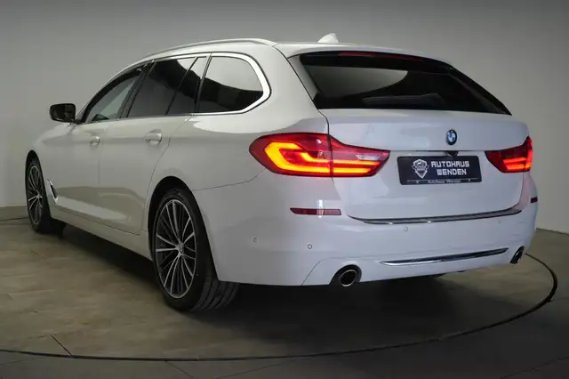 BMW 5 Series view 4