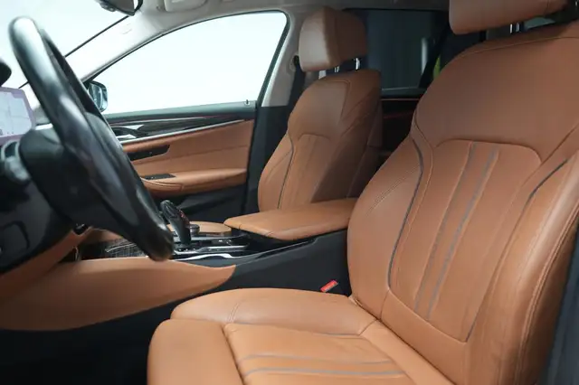 BMW 5 Series view 13