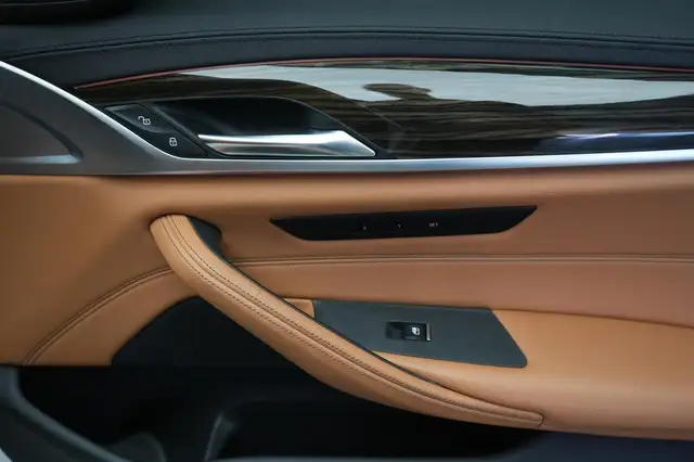 BMW 5 Series view 10