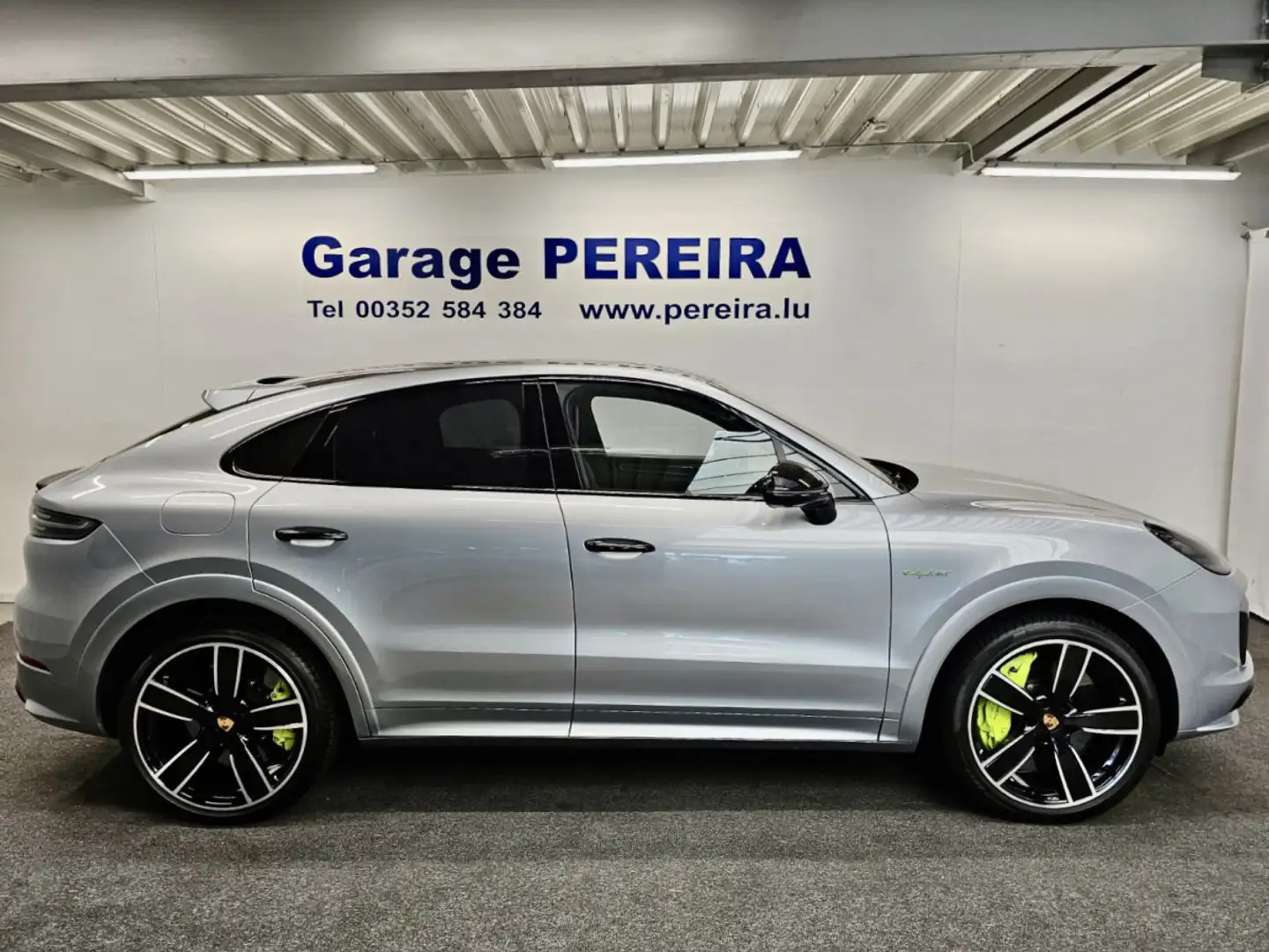 Porsche Cayenne COUPE TURBO S E-HYBRID KERAMIK SPORT PAKET PACK CH Grijs - 2
