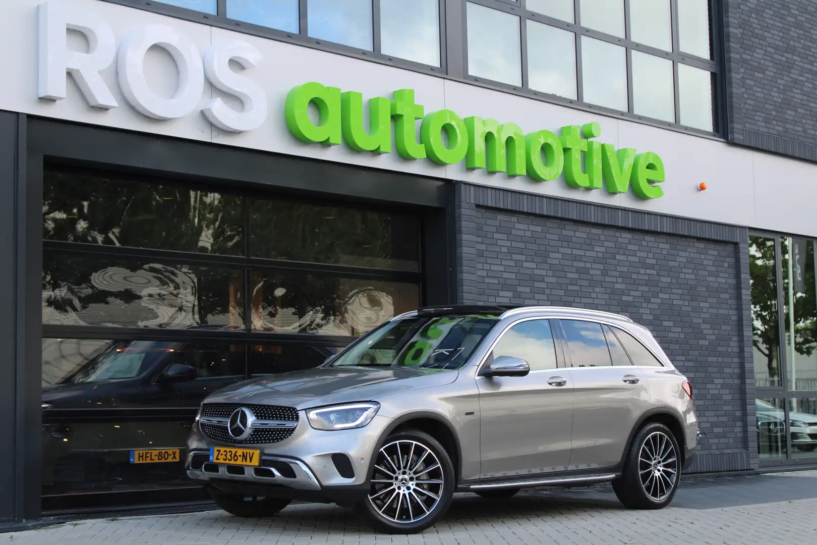 Mercedes-Benz GLC 300 300e 4MATIC Business Solution Luxury | PANO | MASS Grijs - 1