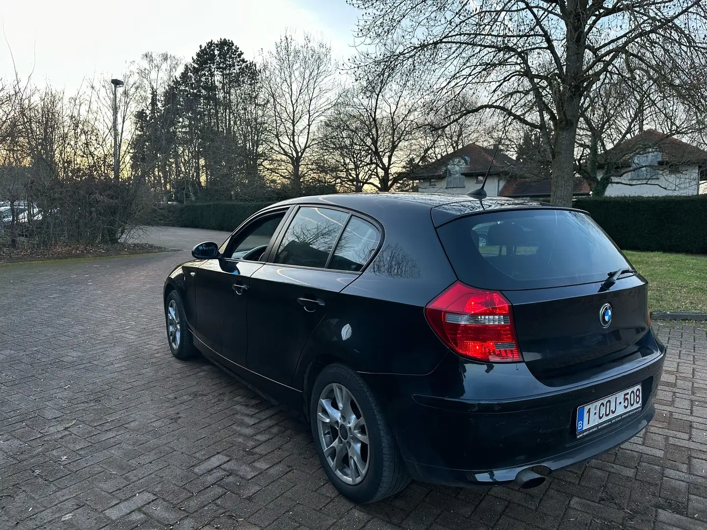 BMW 118 dA Zwart - 2