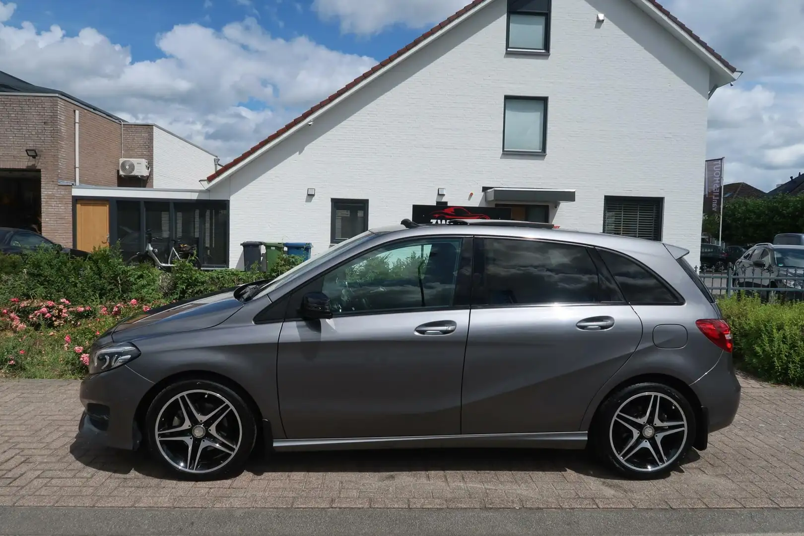 Mercedes-Benz B 180 Aut|PANORAMADAK|TREKHAAK|CAMERA|SFEERVERLICHTING|N Grijs - 2
