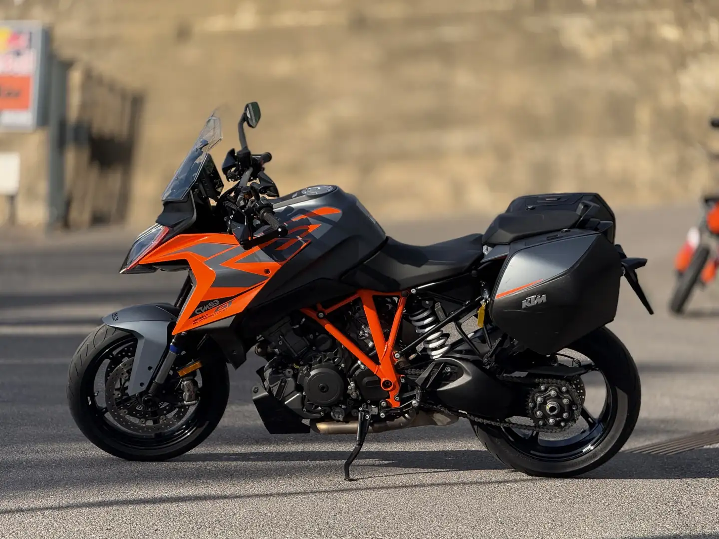 KTM 1290 Super Duke GT Orange - 2