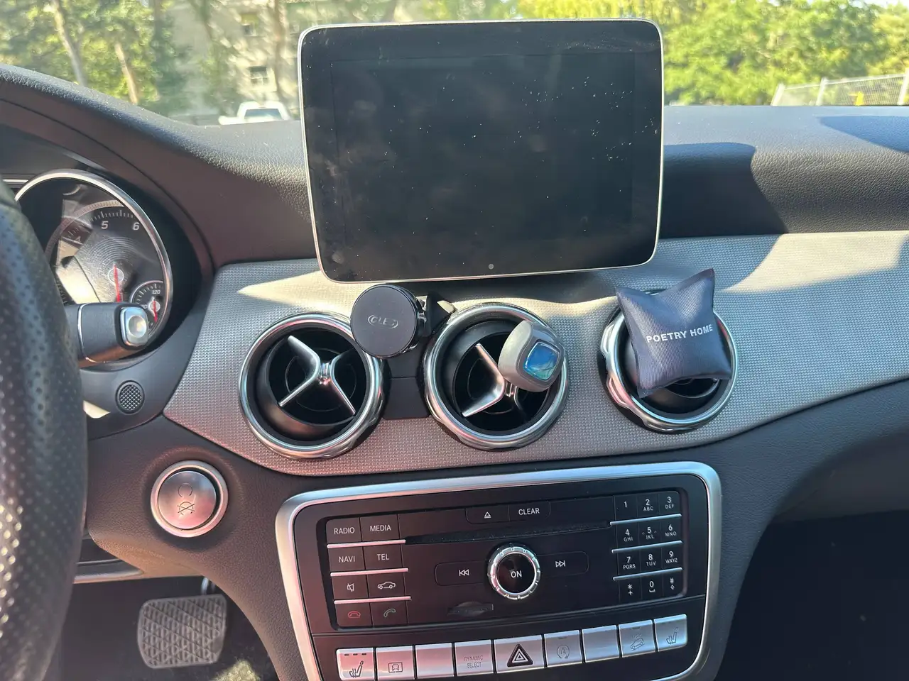 Mercedes-Benz GLA снимка Mercedes-Benz GLA