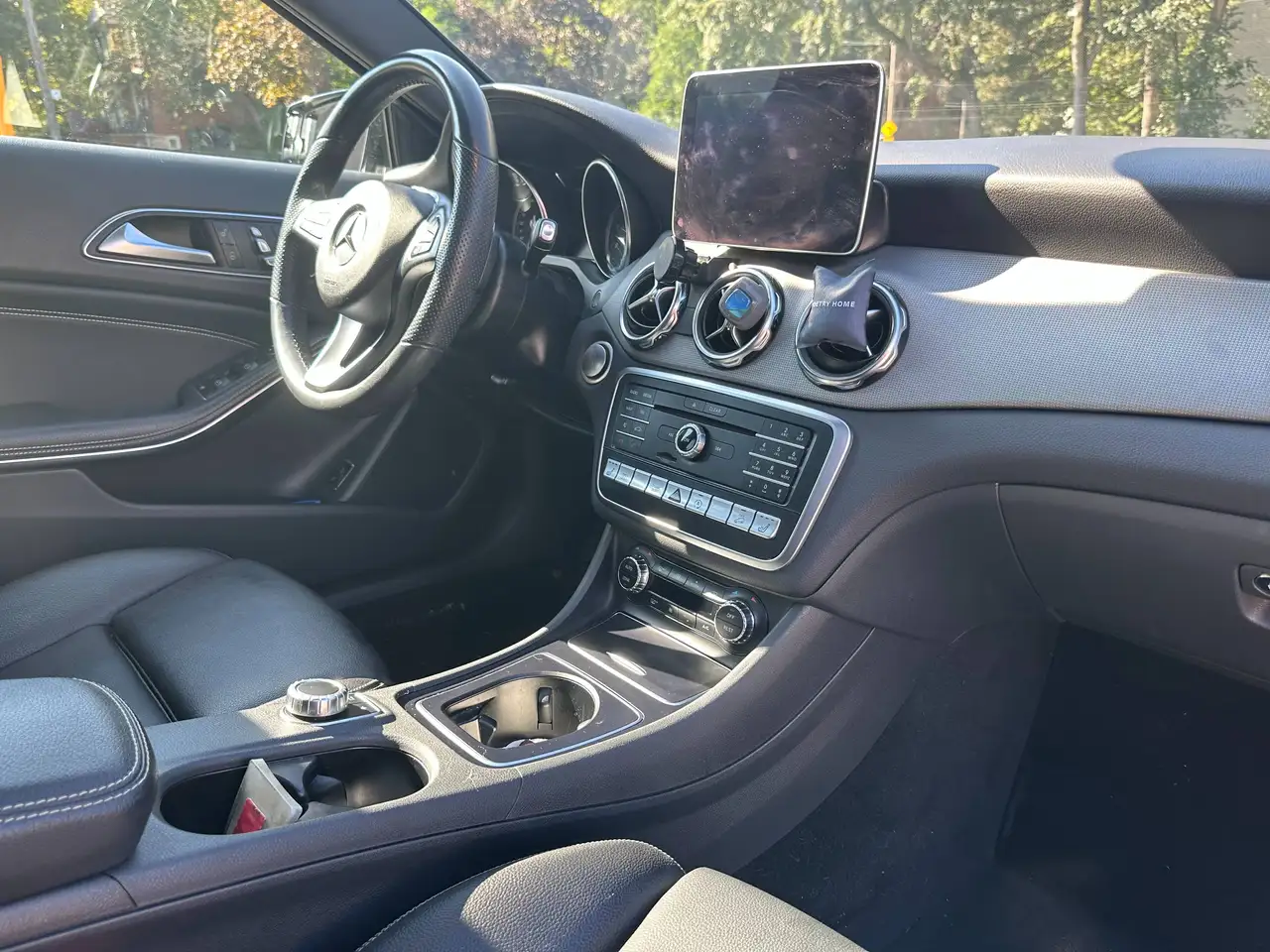 Mercedes-Benz GLA снимка Mercedes-Benz GLA