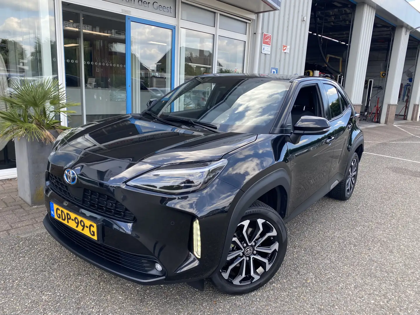 Toyota Yaris Cross 1.5 Hybrid Dynamic Zwart - 2