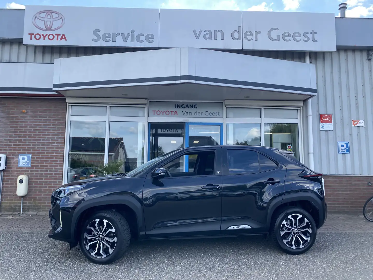 Toyota Yaris Cross 1.5 Hybrid Dynamic Zwart - 1