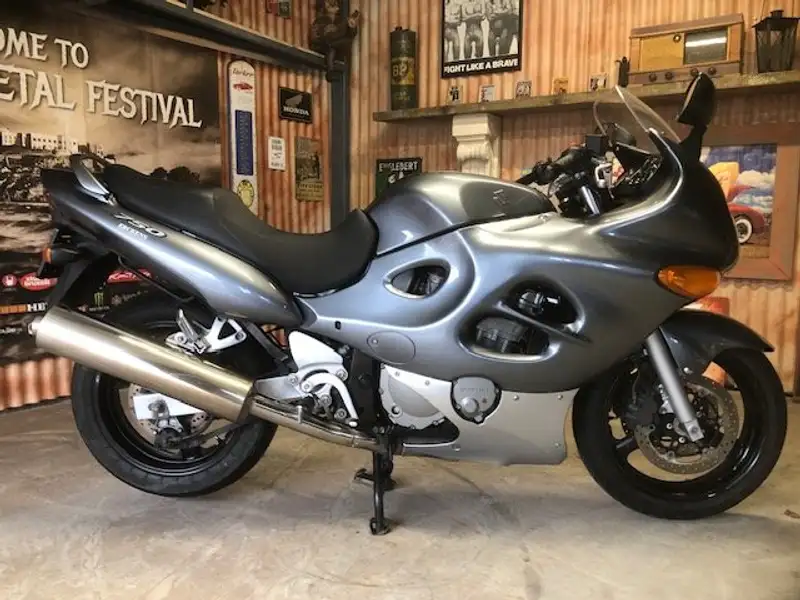 Suzuki GSX 750 - foto 3