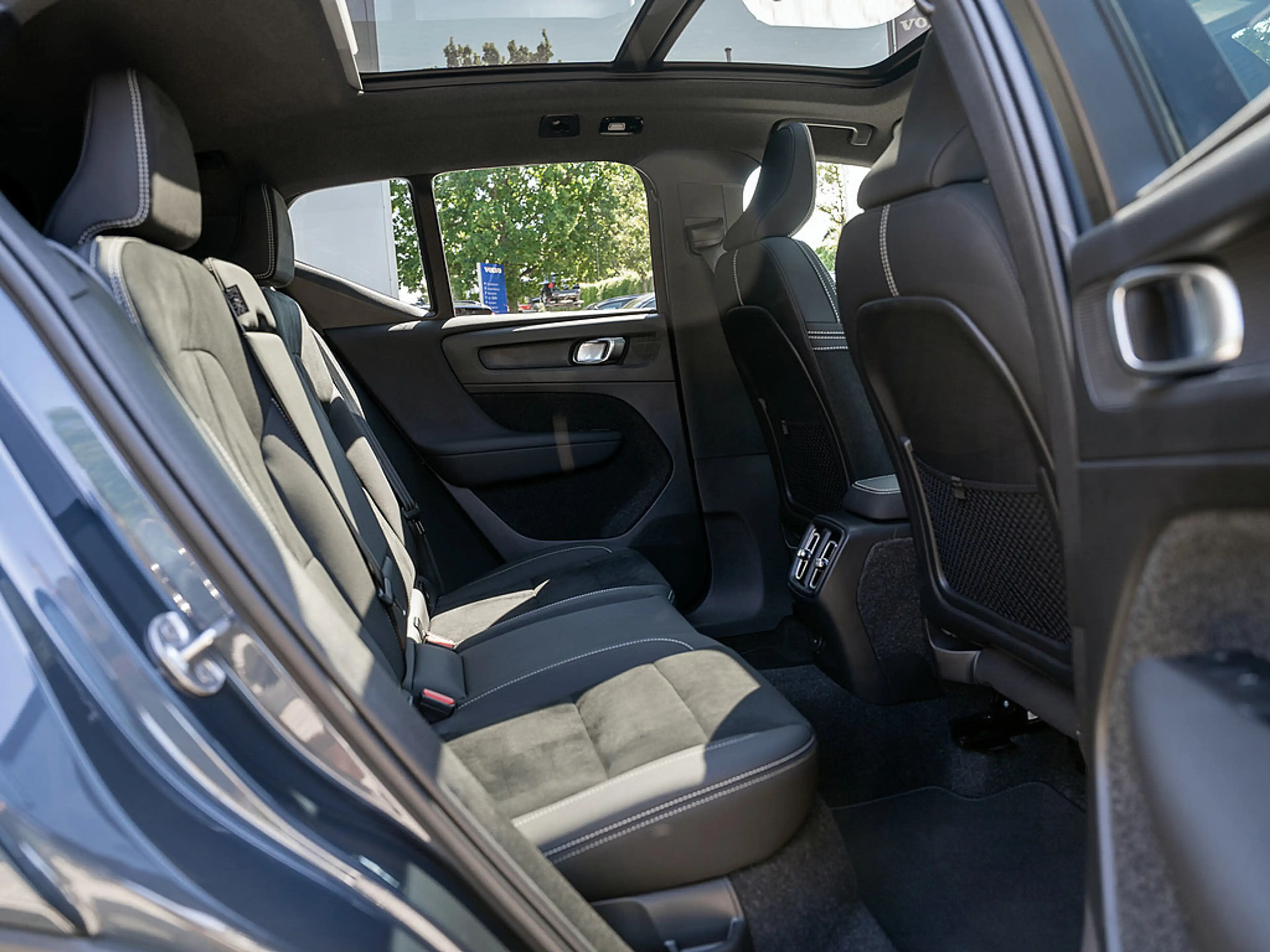 Volvo EX40 Extended Range Ultra Black Edition 360° — photo 4