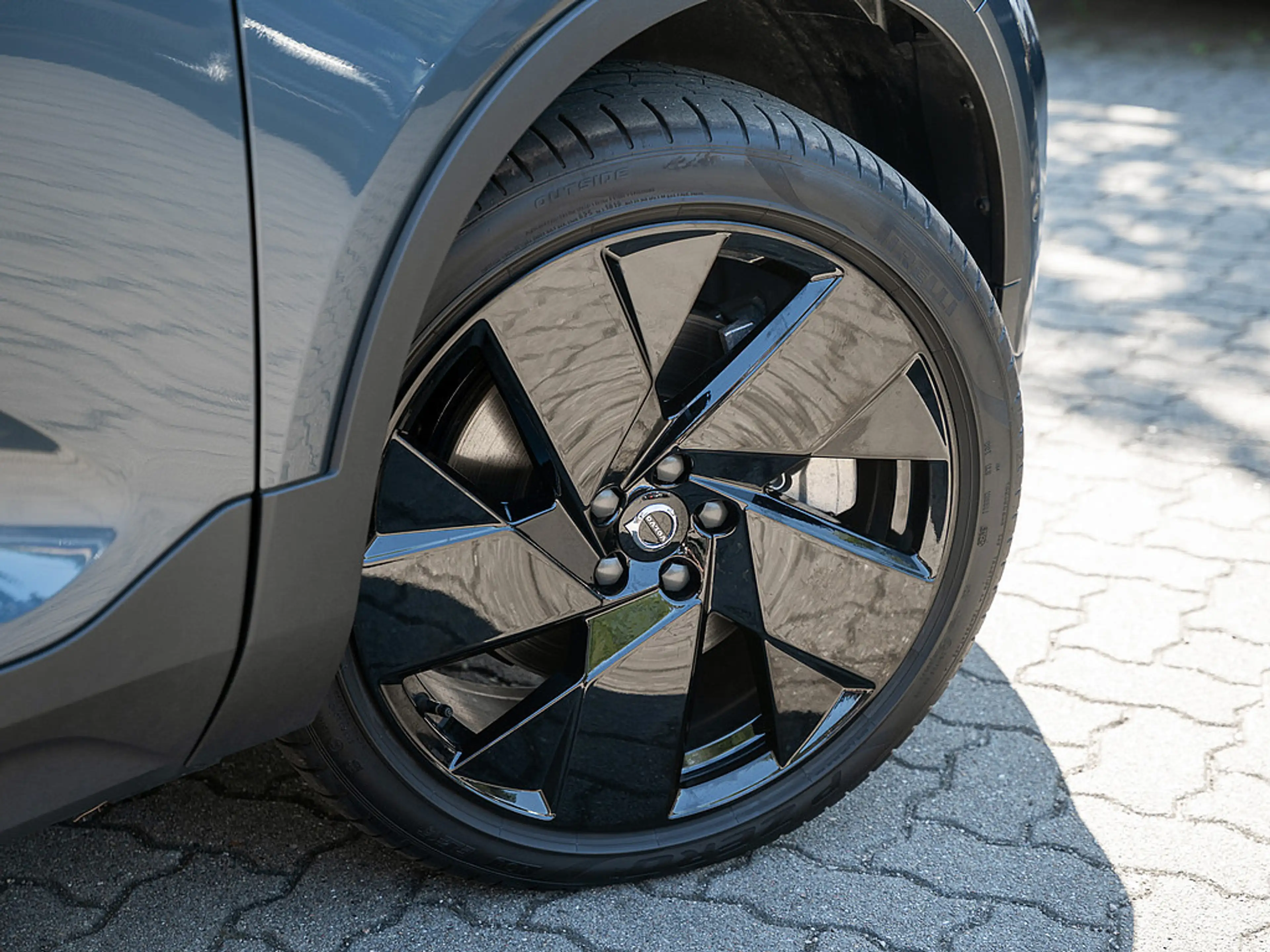 Volvo EX40 Extended Range Ultra Black Edition 360° — photo 5